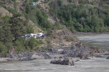 De camper aan de rand van de Fraser river bij Lillooet